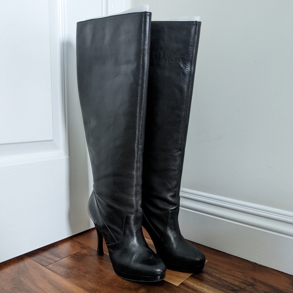 BCBG size 6 black leather boots - Picture 2 of 3